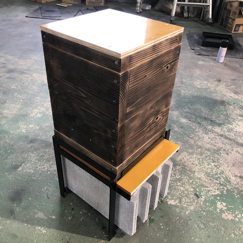 日本蜜蜂 重箱用巣箱台 29cm用 トリカルネット付き