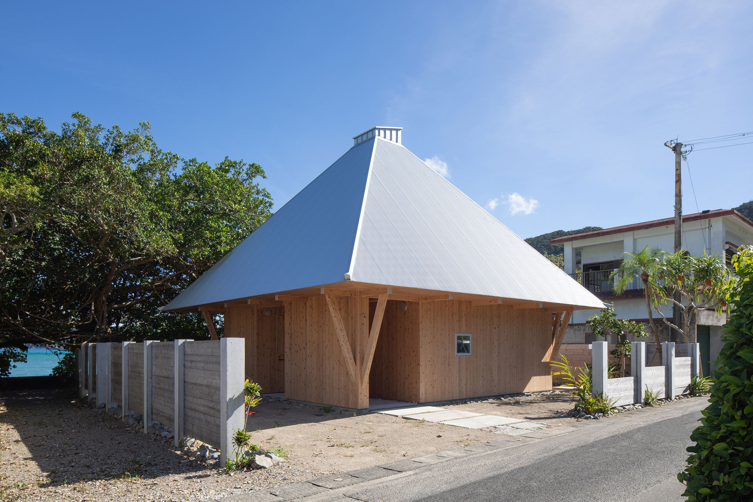 小野良輔建築設計事務所による、鹿児島・奄美大島の別荘「住倉」。砂浜