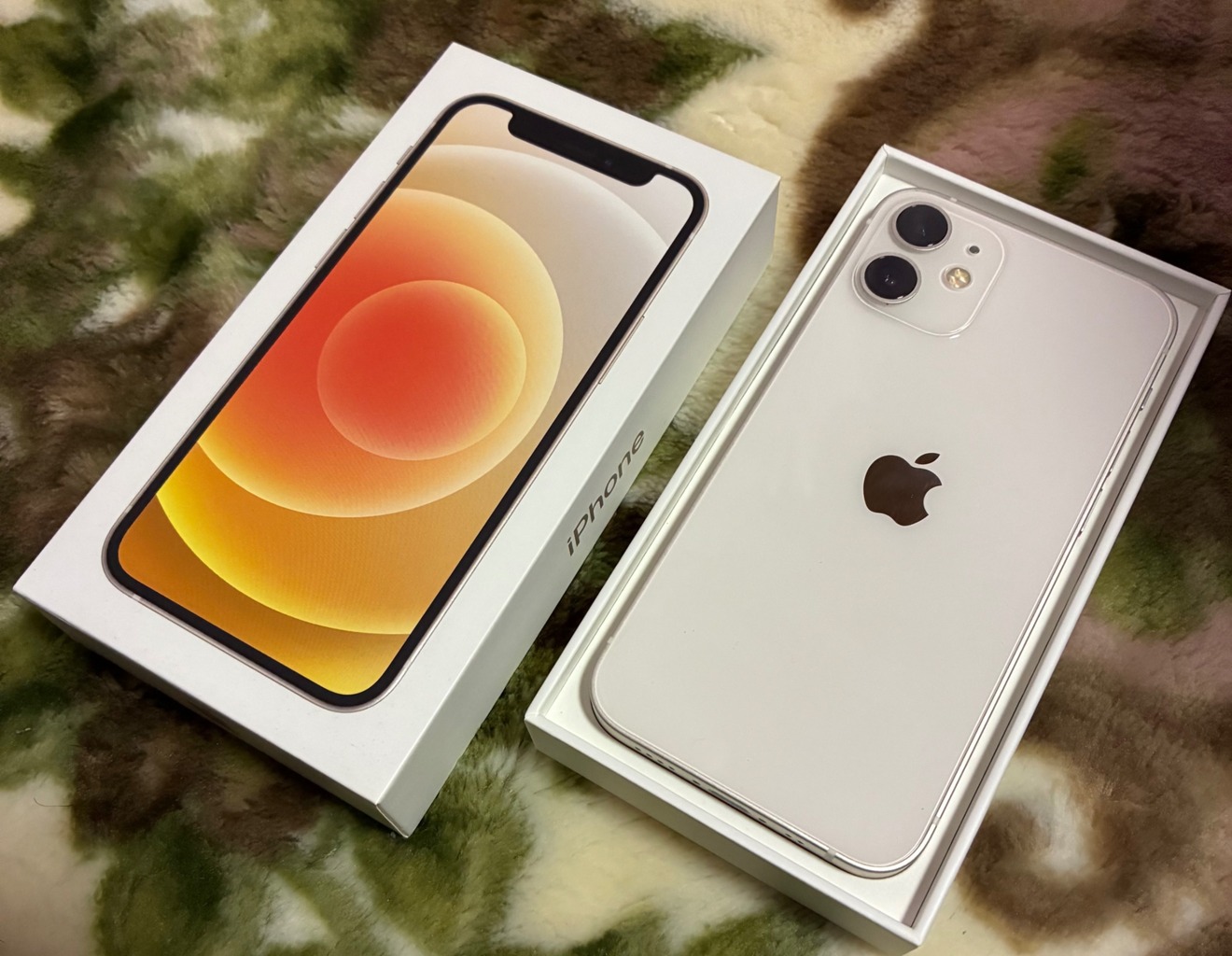 iPhone 12 64GB ファッション ホワイト SIMフリー Amazon.com: Apple