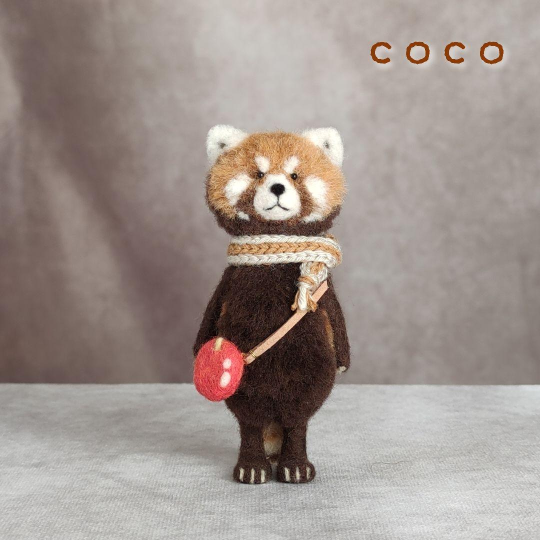 赤リンゴポシェットを下げたレッサーパンダさん 飼育員さんの腰の入れ物にリンゴが入っている事を知っている