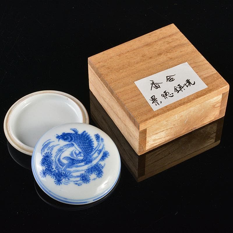 中国　景徳鎮製款　青花　魚藻文　香合　時代箱付　C　R6154 中国 景徳鎮製款 青花 魚藻文 香合 時代箱付 C R6154
